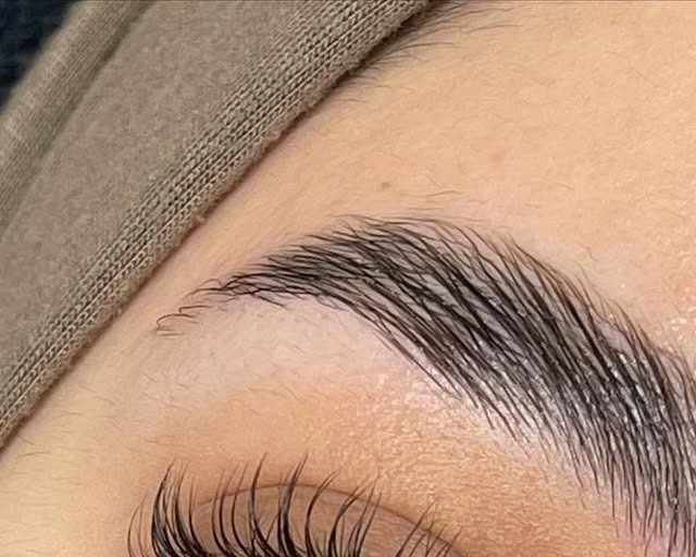 Een lash en brow lift, close-up van oog en wenkbrauw